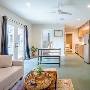Serene 1 Bed With Patio Sleeps 6 Holiday home Los Angeles